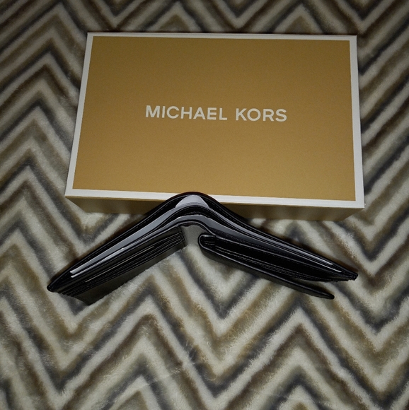 Michael Kors Cooper Leather Billfold Wallet - Picture 7 of 13